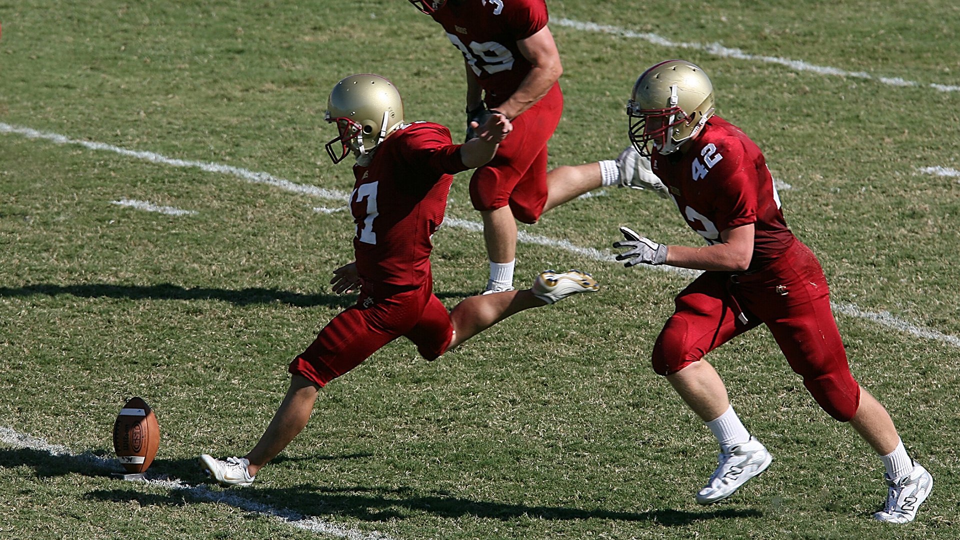 禁区之战：内线球员的拼抢精彩回顾，禁区足球